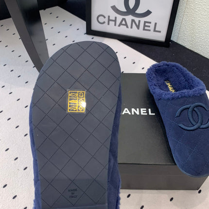 FLAT MULE IN NAVY BLUE SUEDE AND LAMB FUR LINING