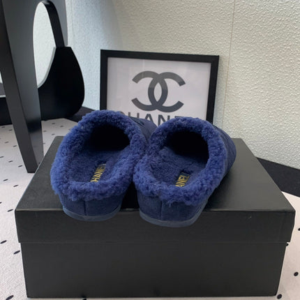 FLAT MULE IN NAVY BLUE SUEDE AND LAMB FUR LINING