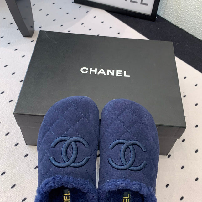 FLAT MULE IN NAVY BLUE SUEDE AND LAMB FUR LINING