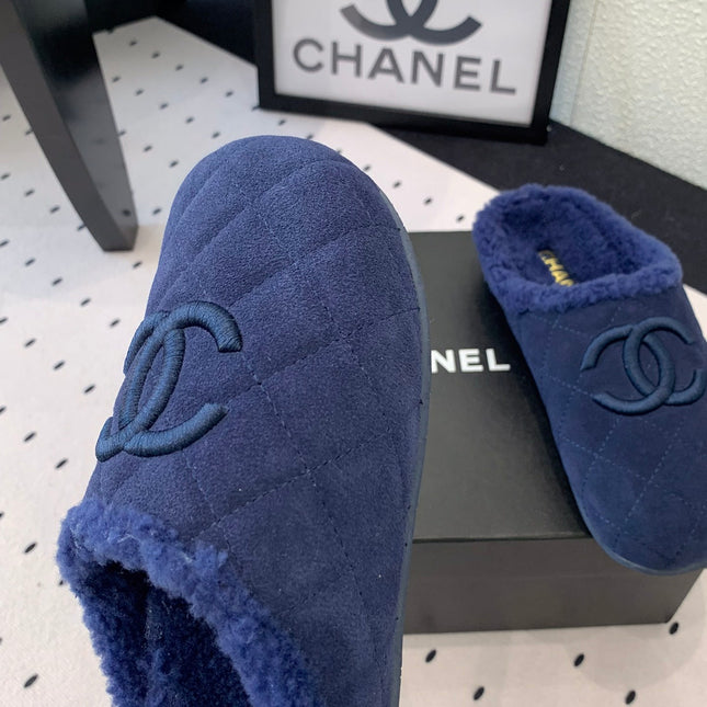 FLAT MULE IN NAVY BLUE SUEDE AND LAMB FUR LINING