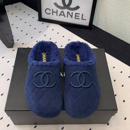 FLAT MULE IN NAVY BLUE SUEDE AND LAMB FUR LINING