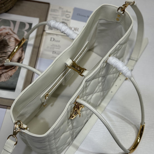 MEDIUM 37 TOUJOURS BAG IN WHITE MACROCANNAGE LAMBSKIN