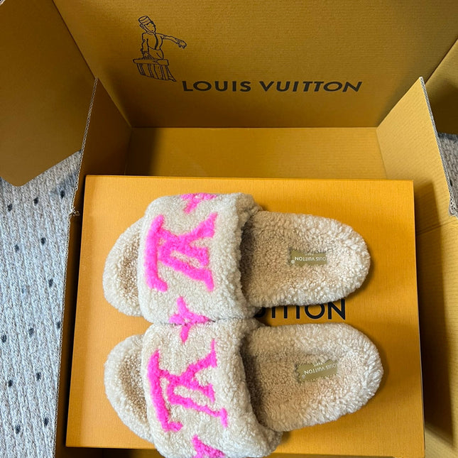 SLIPPER IN CAMEL BEIGE FLEECE WITH BRIGHT PINK LOGO