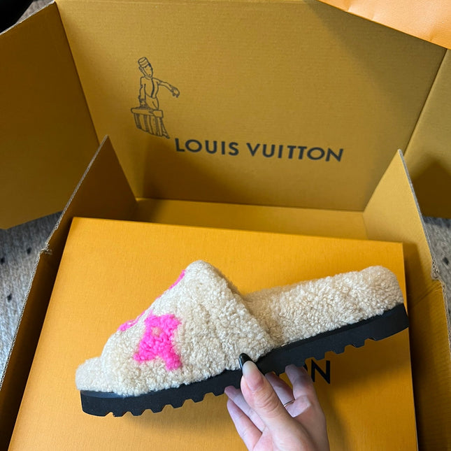 SLIPPER IN CAMEL BEIGE FLEECE WITH BRIGHT PINK LOGO