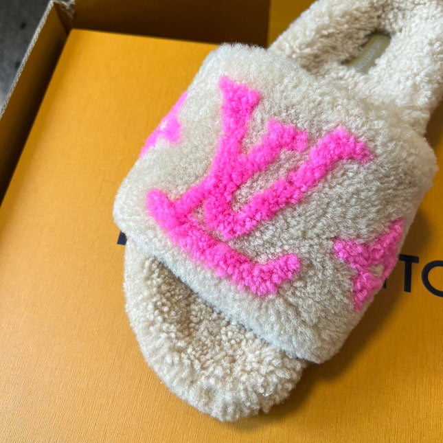 SLIPPER IN CAMEL BEIGE FLEECE WITH BRIGHT PINK LOGO