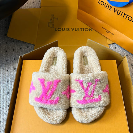 SLIPPER IN CAMEL BEIGE FLEECE WITH BRIGHT PINK LOGO
