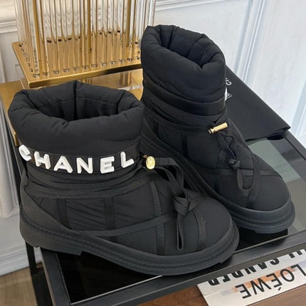 SKI BOOTS IN BLACK QUILTED COTTON