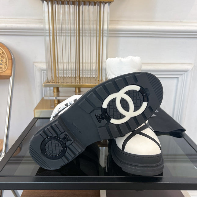 SKI BOOTS IN WHITE MIX BLACK QUILTED COTTON