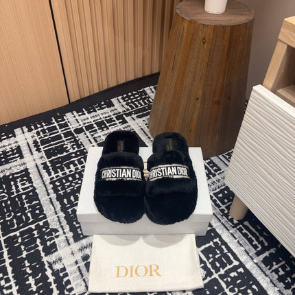 THICK-SOLE SLIPPERS BLACK SHEARLING WITH EMBROIDERED LOGO