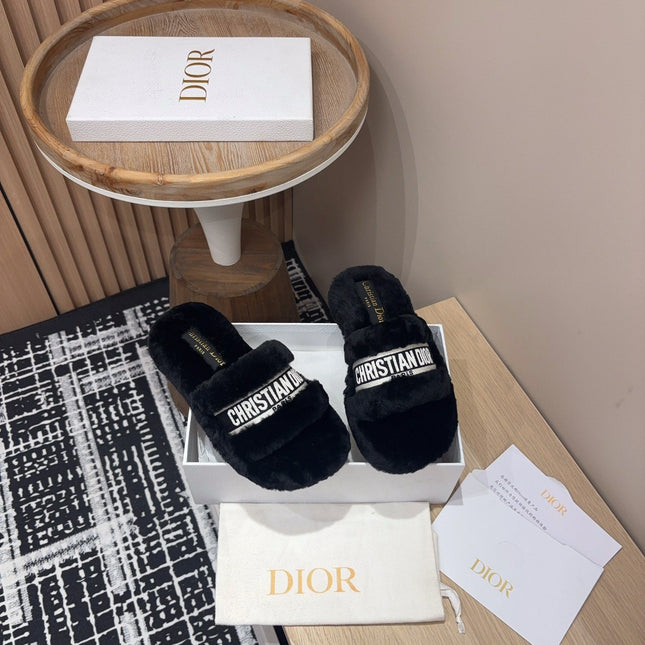 THICK-SOLE SLIPPERS BLACK SHEARLING WITH EMBROIDERED LOGO