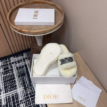 THICK-SOLE SLIPPERS WHITE CREAM SHEARLING WITH EMBROIDERED LOGO
