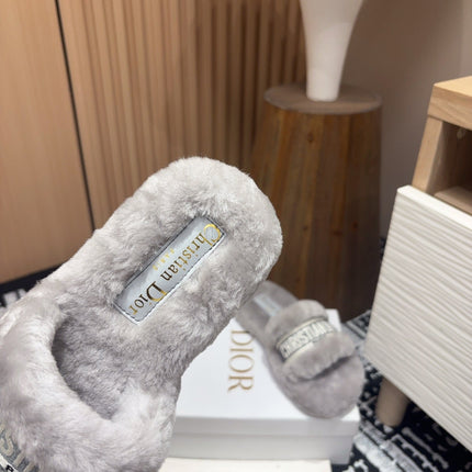 THICK-SOLE SLIPPERS IN PALE GRAY SHEARLING WITH EMBROIDERED LOGO