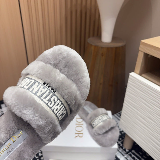 THICK-SOLE SLIPPERS IN PALE GRAY SHEARLING WITH EMBROIDERED LOGO