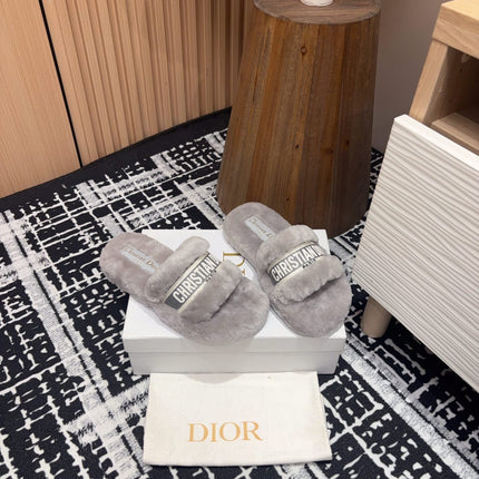 THICK-SOLE SLIPPERS IN PALE GRAY SHEARLING WITH EMBROIDERED LOGO