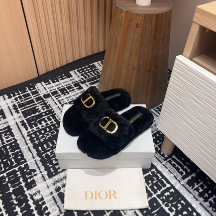THICK-SOLE SLIPPER IN BLACK FLEECE WITH GOLD LOGO