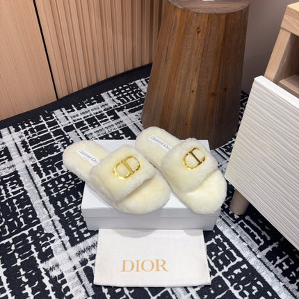 THICK-SOLE SLIPPER IN WHITE CREAM FLEECE WITH GOLD LOGO