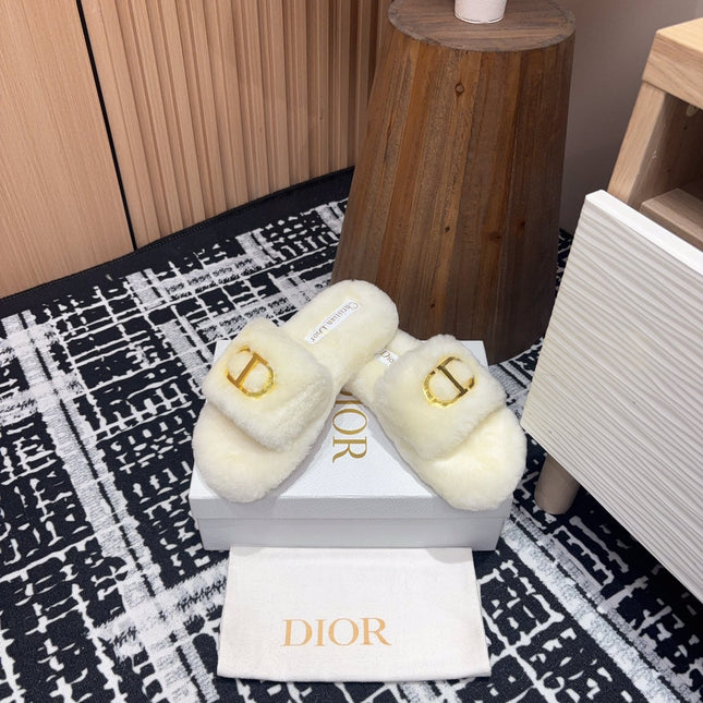 THICK-SOLE SLIPPER IN WHITE CREAM FLEECE WITH GOLD LOGO
