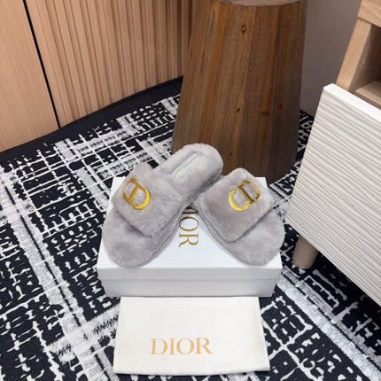THICK-SOLE SLIPPER IN PALE GRAY FLEECE WITH GOLD LOGO