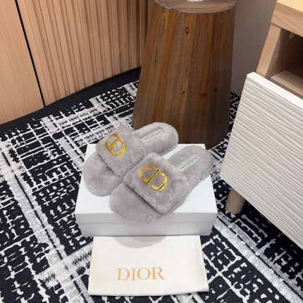 THICK-SOLE SLIPPER IN PALE GRAY FLEECE WITH GOLD LOGO
