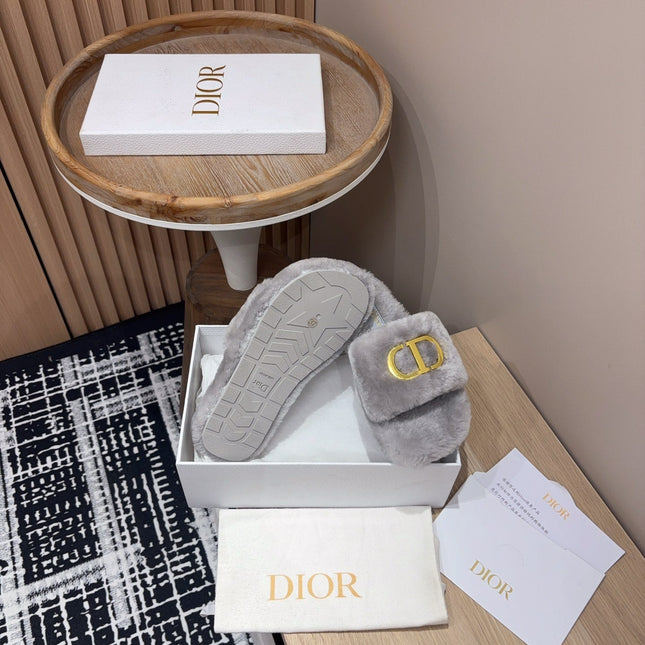THICK-SOLE SLIPPER IN PALE GRAY FLEECE WITH GOLD LOGO