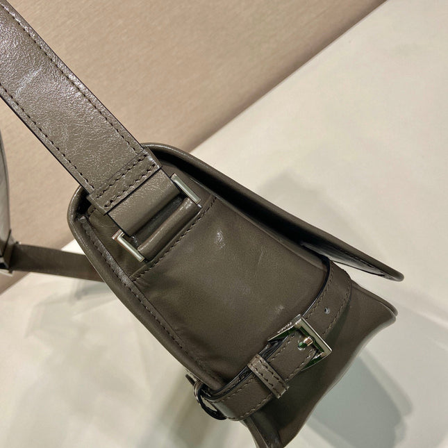 MESSENGER BAG 30 IN TROUT GRAY SOFT AND SHINY CALFSKIN