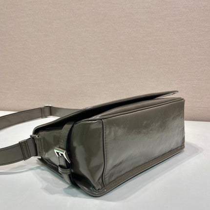 MESSENGER BAG 30 IN TROUT GRAY SOFT AND SHINY CALFSKIN