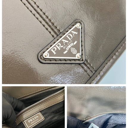 MESSENGER BAG 30 IN TROUT GRAY SOFT AND SHINY CALFSKIN