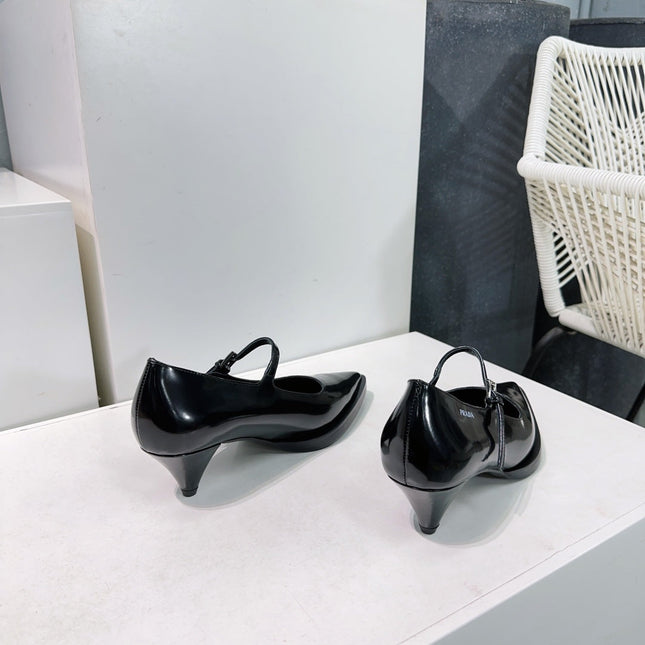 POINTED TOE MEDIUM HEEL PUMPS IN BLACK GLOSSY LAMBSKIN