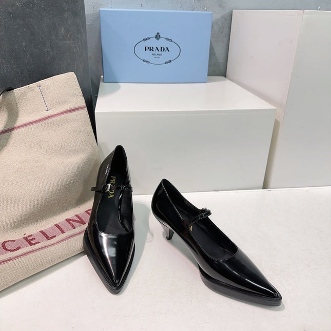 POINTED TOE MEDIUM HEEL PUMPS IN BLACK GLOSSY LAMBSKIN