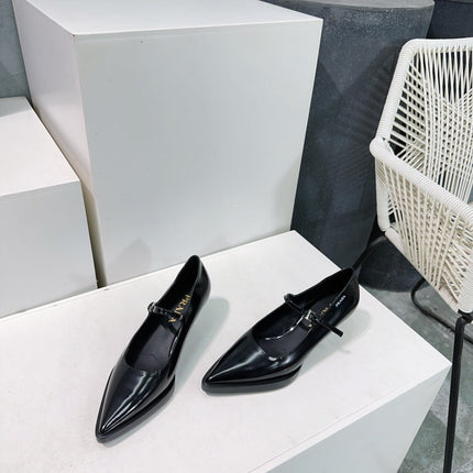 POINTED TOE MEDIUM HEEL PUMPS IN BLACK GLOSSY LAMBSKIN