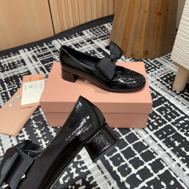 MARY JANE MID HEEL PUMPS IN BLACK PATENT LAMBSKIN WITH BOW