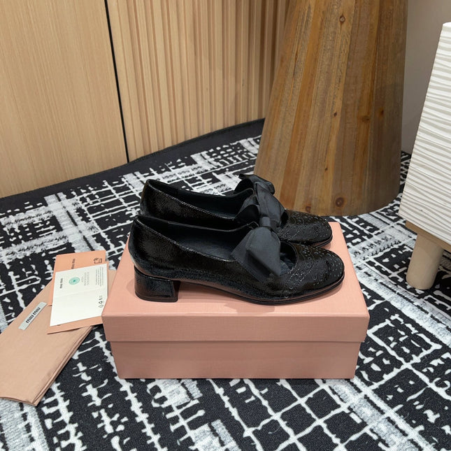 MARY JANE MID HEEL PUMPS IN BLACK PATENT LAMBSKIN WITH BOW