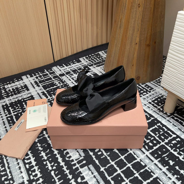 MARY JANE MID HEEL PUMPS IN BLACK PATENT LAMBSKIN WITH BOW