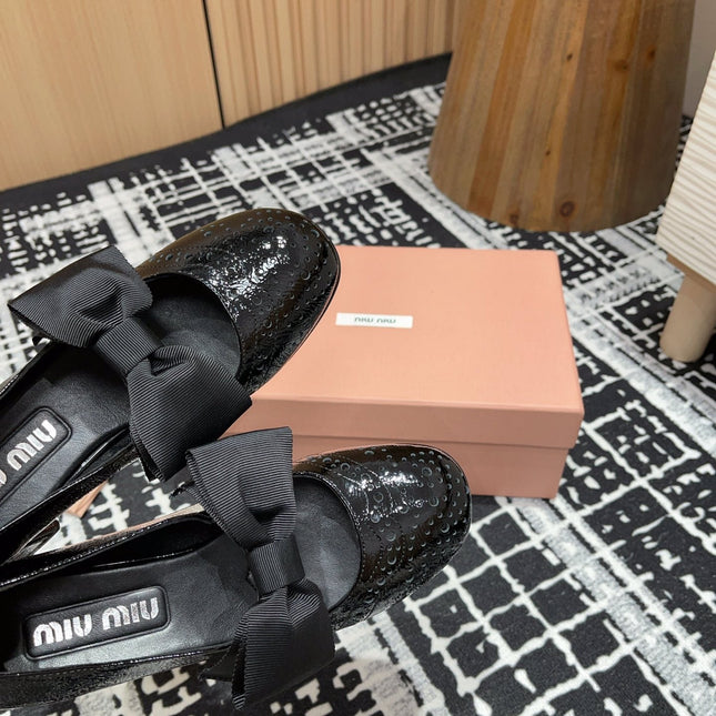 MARY JANE MID HEEL PUMPS IN BLACK PATENT LAMBSKIN WITH BOW