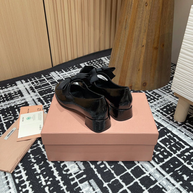 MARY JANE MID HEEL PUMPS IN BLACK PATENT LAMBSKIN WITH BOW