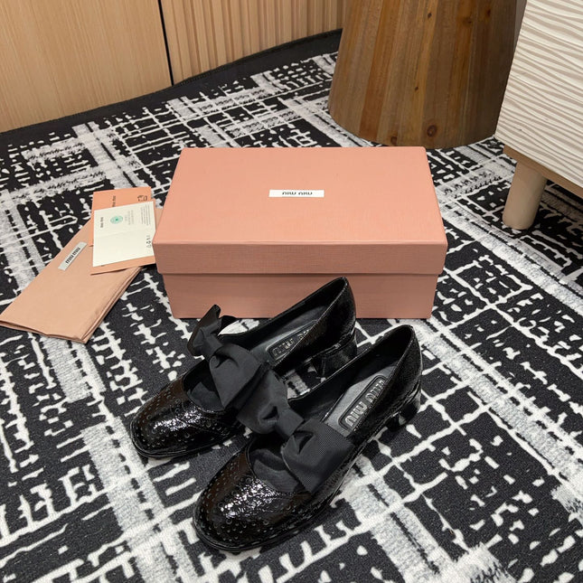 MARY JANE MID HEEL PUMPS IN BLACK PATENT LAMBSKIN WITH BOW