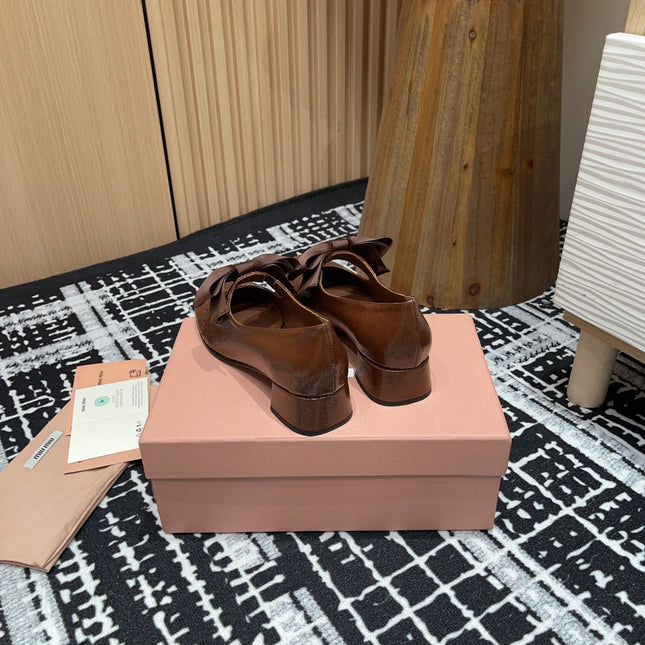 MARY JANE MID HEEL PUMPS IN RUSSET BROWN PATENT LAMBSKIN WITH BOW