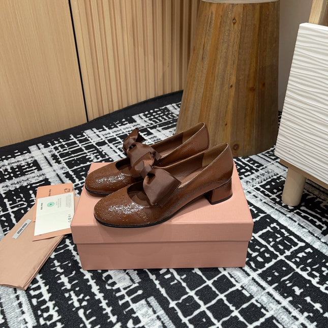 MARY JANE MID HEEL PUMPS IN RUSSET BROWN PATENT LAMBSKIN WITH BOW
