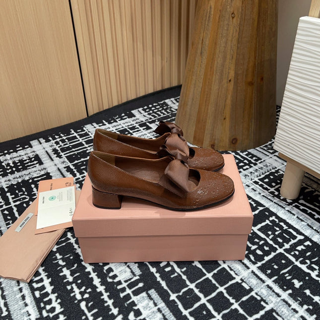MARY JANE MID HEEL PUMPS IN RUSSET BROWN PATENT LAMBSKIN WITH BOW