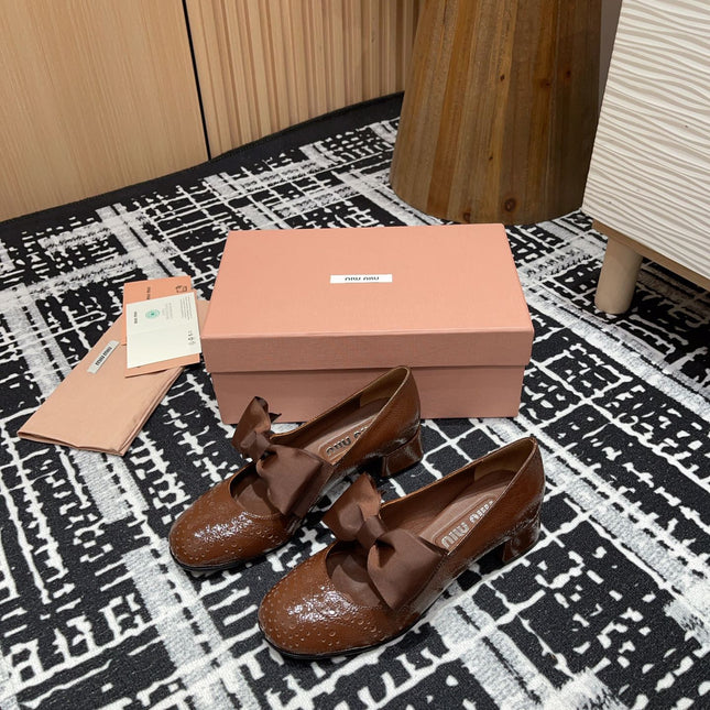 MARY JANE MID HEEL PUMPS IN RUSSET BROWN PATENT LAMBSKIN WITH BOW