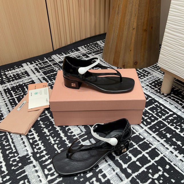 HIGH THONG SANDALS WITH WHITE STRAP IN BLACK GLOSSY LAMBSKIN