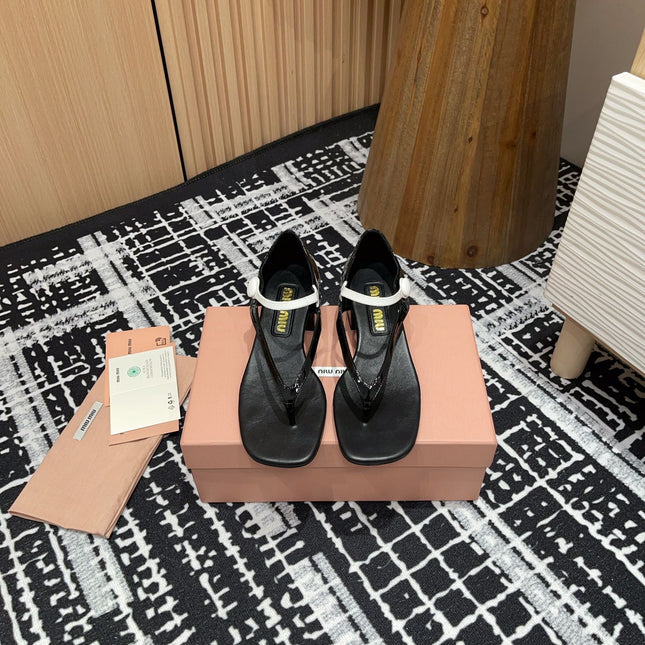 HIGH THONG SANDALS WITH WHITE STRAP IN BLACK GLOSSY LAMBSKIN