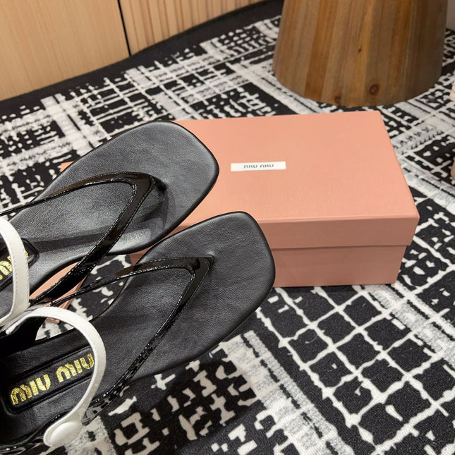 HIGH THONG SANDALS WITH WHITE STRAP IN BLACK GLOSSY LAMBSKIN