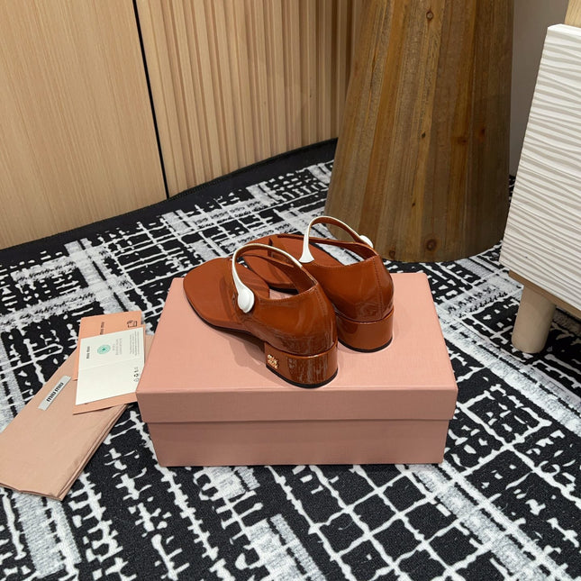 HIGH THONG SANDALS WITH WHITE STRAP IN RED BROWN GLOSSY LAMBSKIN