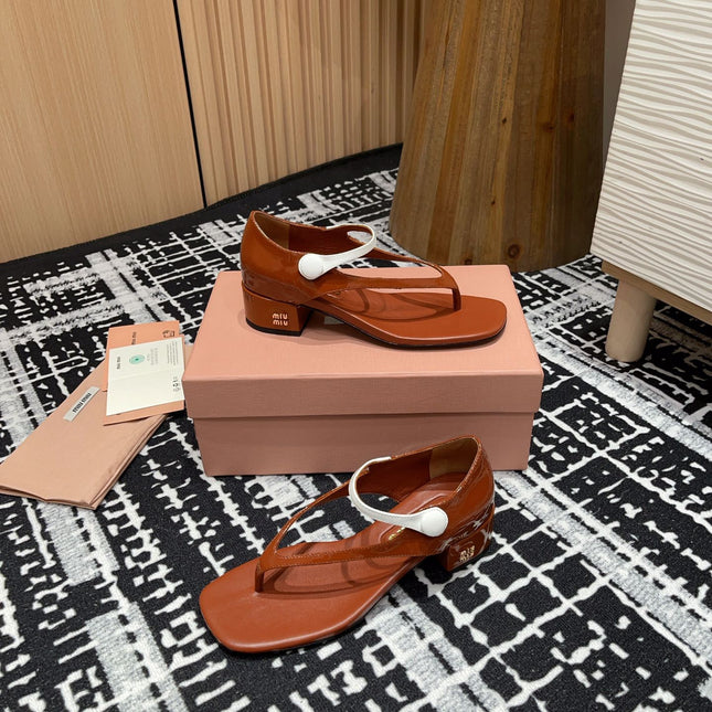 HIGH THONG SANDALS WITH WHITE STRAP IN RED BROWN GLOSSY LAMBSKIN