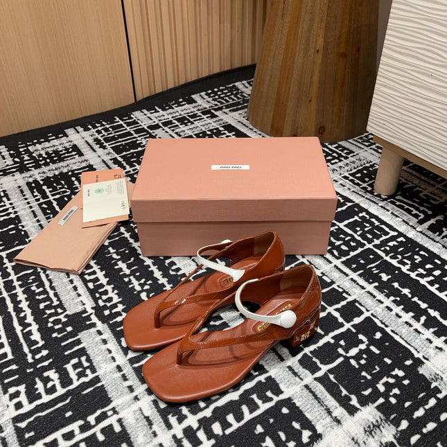 HIGH THONG SANDALS WITH WHITE STRAP IN RED BROWN GLOSSY LAMBSKIN