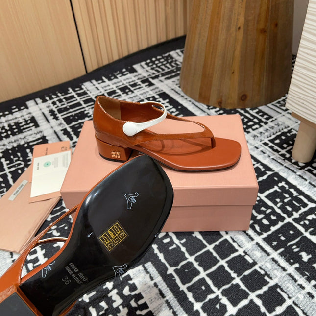 HIGH THONG SANDALS WITH WHITE STRAP IN RED BROWN GLOSSY LAMBSKIN