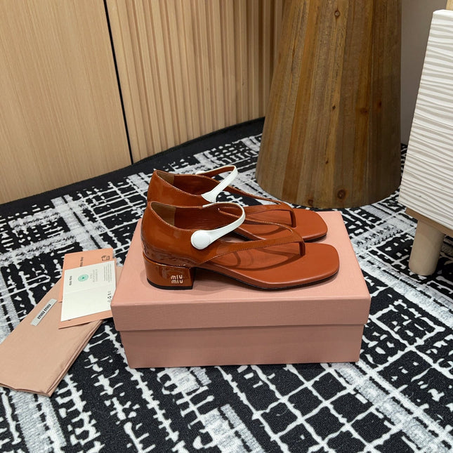 HIGH THONG SANDALS WITH WHITE STRAP IN RED BROWN GLOSSY LAMBSKIN