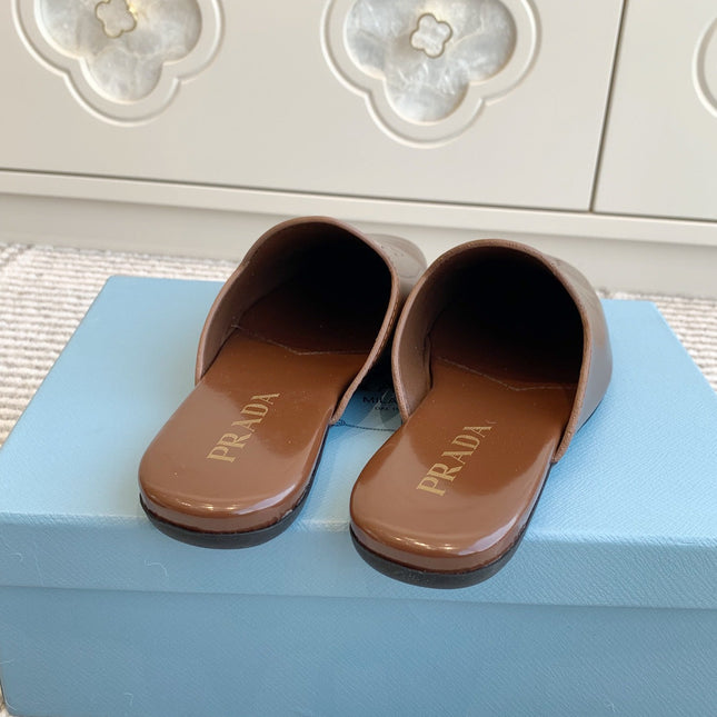 MULES IN BROWN GLOSSY SHEEPSKIN GOLD LETTERING LOGO