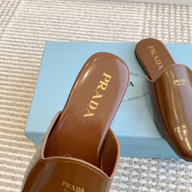 MULES IN BROWN GLOSSY SHEEPSKIN GOLD LETTERING LOGO